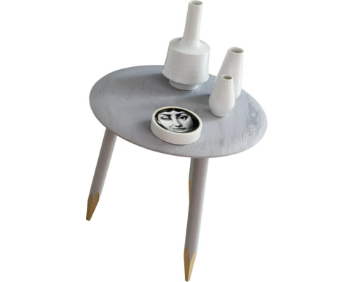 Décoration sur une table en bois grise à trois pieds