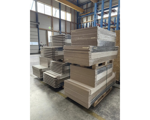 Plaques de bois empilées sur des palettes pour le stockage ou le transport