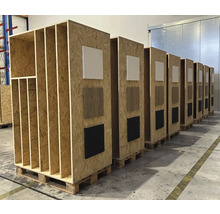 Exposition de rayonnages en bois avec différentes surfaces sur palettes