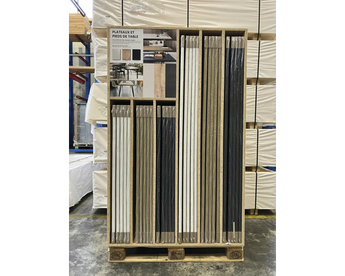 Sélection de plateaux de table et de pieds de table dans un rayonnage pour l'auto-assemblage