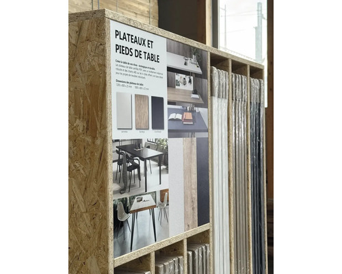 Présentation de plateaux et pieds de table dans un rayonnage en bois.