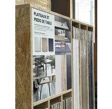 Présentation de plateaux et pieds de table dans une étagère