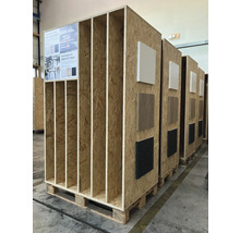 Étagère en bois avec des échantillons de plateaux de table sur une palette