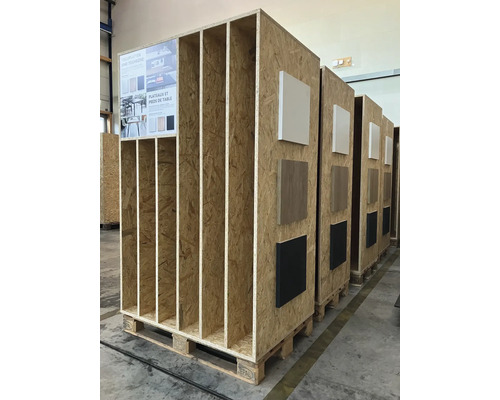 Étagère en bois avec des échantillons de plateaux de table sur une palette