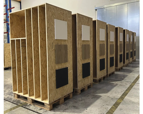 Étagères en bois avec échantillons de couleurs sur palettes