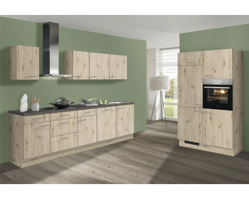 Cuisine claire avec éléments hauts, hotte aspirante, évier et appareils électriques.