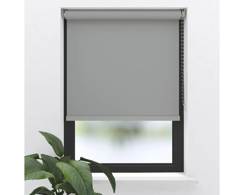 Graues Rollo am Fenster mit Kettenzug
