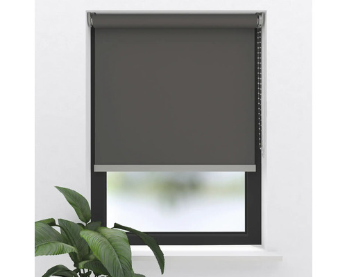 Graues Rollo am Fenster mit Kettenzug