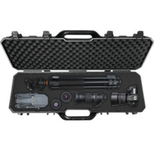 Geöffneter Koffer mit Fotoausrüstung inklusive Drohne, Kamera, Objektiven und Stativ
