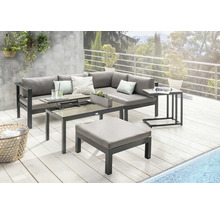 Ensemble de salon de jardin gris avec canapé d''angle, table et tabouret sur une terrasse