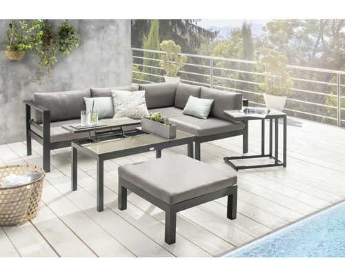 Graue Gartenloungegruppe mit Ecksofa, Tisch und Hocker auf einer Terrasse