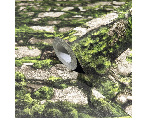 Un rouleau de papier peint avec un motif de mur de pierre et de la mousse.