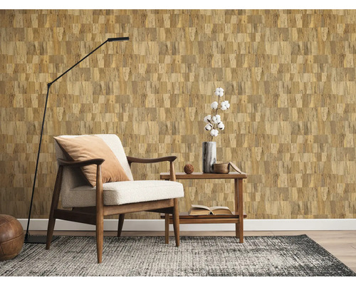 Aménagement intérieur avec papier peint en liège, fauteuil et lampadaire pour une ambiance chaleureuse