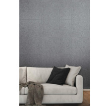 Wandgestaltung mit grauen Fliesen und Sofa