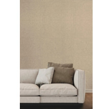 Wohnzimmer mit Sofa und Wandfliesen