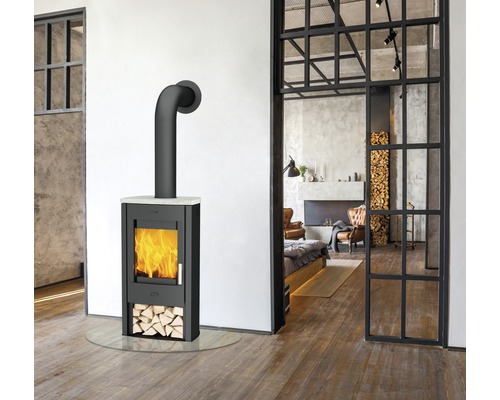 Poêle à bois avec du bois dans un espace de vie moderne