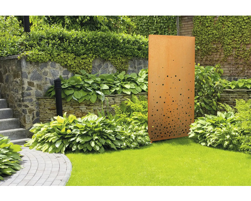 Panneau décoratif de confidentialité en métal avec motif perforé dans le jardin