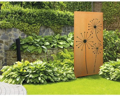 Gartenszene mit einer Roststahl-Sichtschutzwand mit ausgeschnittenen Pusteblumenmotiven