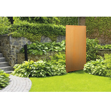 Rostfarbene Sichtschutzwand aus Metall im Garten