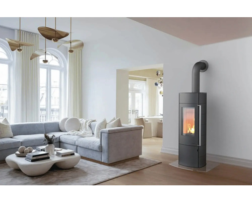 Modernes Wohnzimmer mit Kaminofen, Sofa und heller Einrichtung für ein gemütliches Ambiente