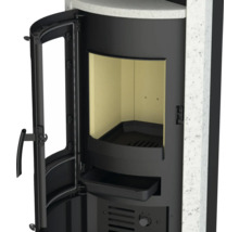 Kaminofen mit offener Tür zur Brennkammer