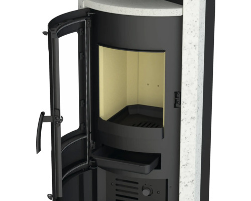 Kaminofen mit offener Tür zur Brennkammer