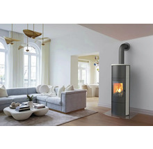 Wohnzimmer mit Kaminofen, Sofa, Couchtisch und Pendelleuchten für ein gemütliches Ambiente