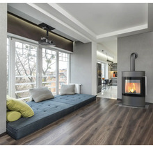 Wohnzimmer mit Fensterbank, Kamin und Projektor