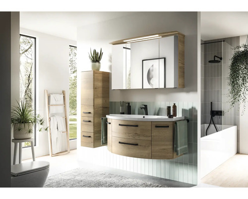 Badezimmer mit Waschtisch, Spiegelschrank, Hochschrank, Badewanne und Handtuchhalter