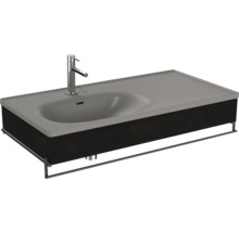 Vasque avec meuble sous-vasque, robinetterie et porte-serviettes.