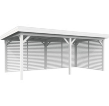 Weisser Carport aus Holz mit Lamellenwänden.