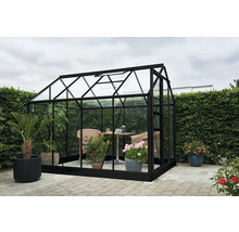 Serre avec plantes et sièges dans le jardin