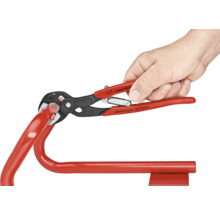 Pince multiprise Knipex SmartGrip en utilisation sur un tuyau rouge