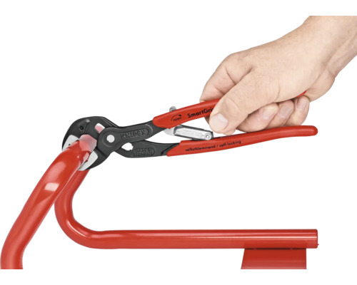 Knipex SmartGrip Wasserpumpenzange im Einsatz an einem roten Rohr