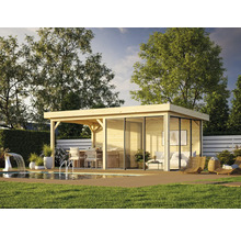 Pavillon de jardin en bois avec portes coulissantes en verre et terrasse couverte à côté d''une piscine dans un jardin.