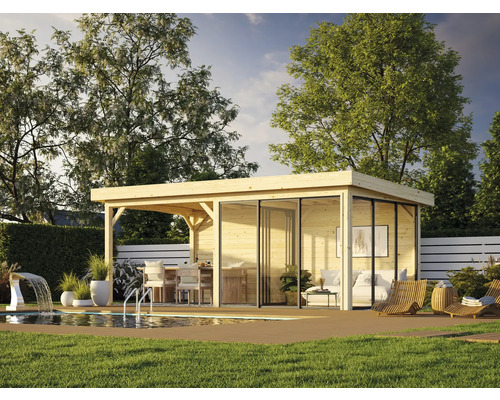 Pavillon de jardin en bois avec portes coulissantes en verre et terrasse couverte à côté d''une piscine dans un jardin.