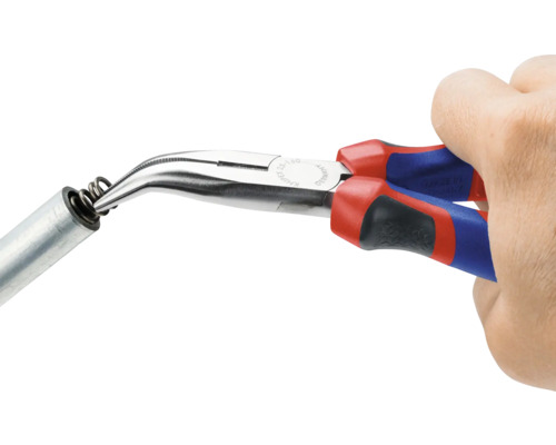 Gebogene Spitzzange im Einsatz an einer Feder