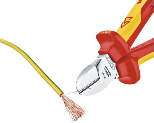 Pince coupante Knipex coupant un câble électrique