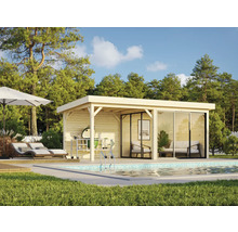 Pool house en bois avec espace barbecue et chaises longues à côté d''une piscine dans le jardin.
