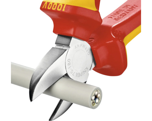 Pince coupante coupant un câble