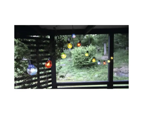 Guirlande lumineuse avec ampoules colorées sur une terrasse