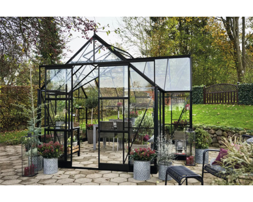 Serre avec plantes et mobilier de jardin à l''extérieur