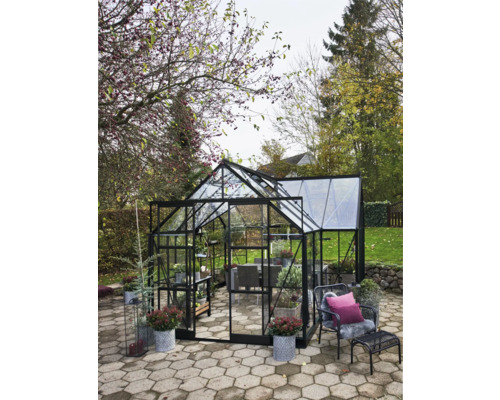 Serre avec plantes et mobilier de jardin à l''extérieur