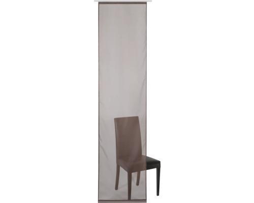 Moustiquaire de porte avec une chaise derrière