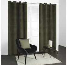 Wohnzimmer mit Vorhängen, Sessel, Kissen, Tisch und Teppich