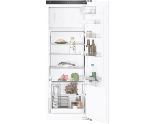 V-ZUG Cooler V2000 152FGI Einbau Kühlschrank mit Gefrierfach BxHxT 54.8x152.1x54.8 cm Türanschlag rechts 5115200000 Geöffneter Kühlschrank mit Lebensmitteln auf den Regalen