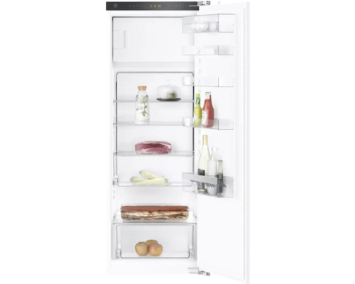 V-ZUG Cooler V2000 152GI Einbau Kühlschrank mit Gefrierfach BxHxT 54.8x152.1x54.8 cm Türanschlag rechts 5115300000 Innenansicht eines Kühlschranks mit Lebensmitteln auf Glasböden