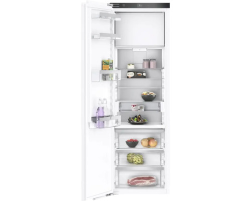 V-ZUG Cooler V4000 Einbau Kühlschrank mit Gefrierfach BxHxT 55.9x177x54.6 cm Türanschlag links 5114300001 Geöffneter Kühlschrank mit Lebensmitteln auf den Regalen