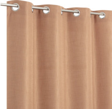 Gardine mit Ösenaufhängung an einer Gardinenstange