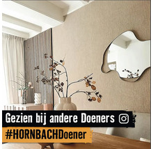 Dekorative Innenraumszene mit Holzpaneelen, Vase und Spiegel